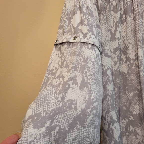 Ladies JLo off shoulder top. Medium Gray and white snakeprint - Picture 4 of 6